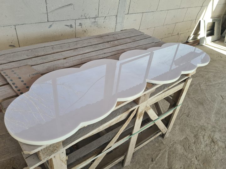 Long stone element supported on a frame